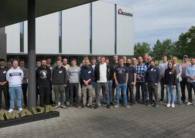 AMADA ermöglicht angehenden Industriemeister/innen Einblicke in die neusten Technologien